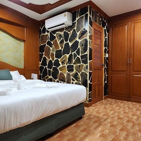 Arya Suites Patong Beach Екстериор снимка
