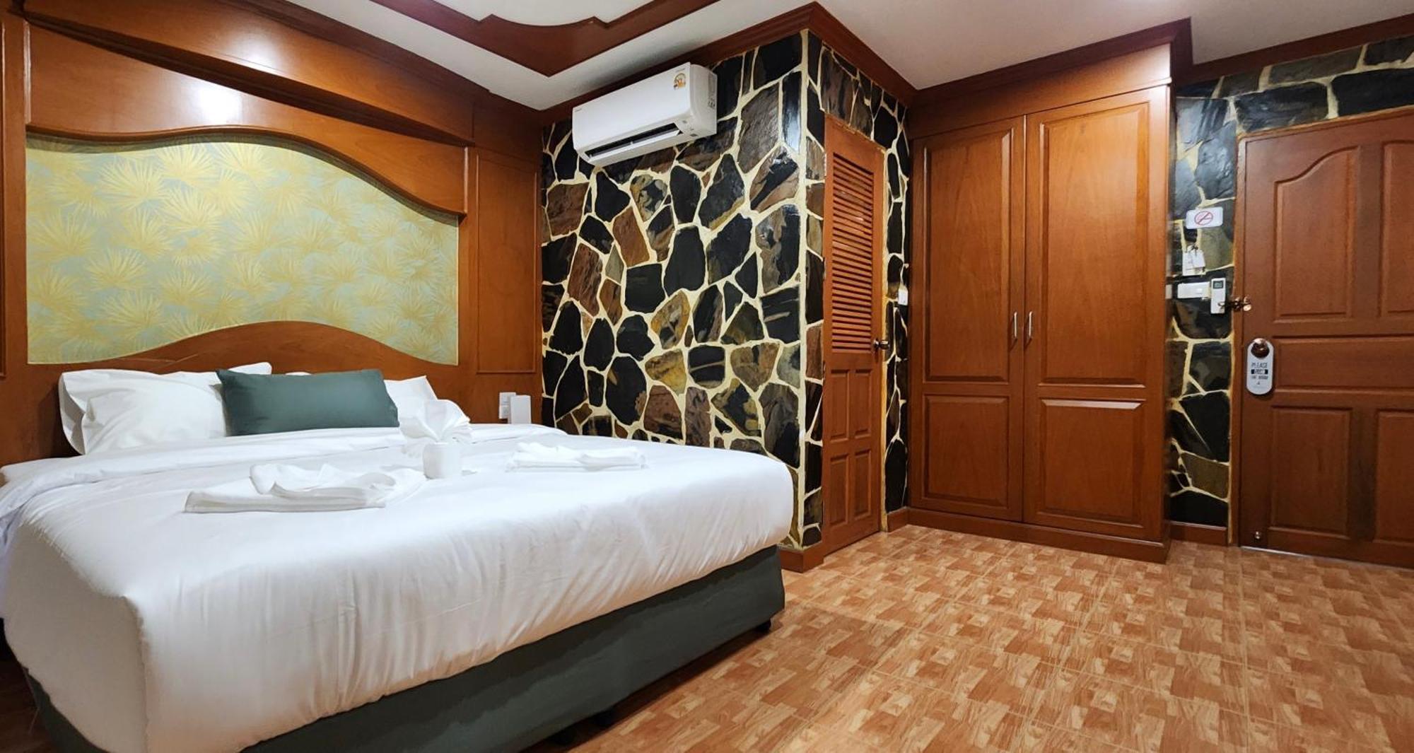 Arya Suites Patong Beach Екстериор снимка